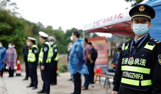 Cảnh sát Trung Quốc tại một chốt kiểm tra an ninh gần hiện trường máy bay ngày 22-3 - Ảnh: REUTERS