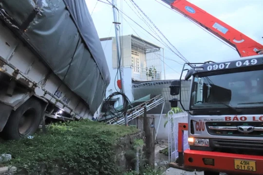 Hiện trường vụ xe tải tông sập nhà dân làm 5 người bị thương. Ảnh: Báo Lâm Đồng