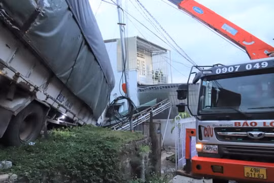 Hiện trường vụ xe tải tông sập nhà dân làm 5 người bị thương. Ảnh: Báo Lâm Đồng