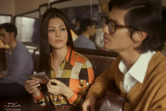 Phân cảnh Bùi Lan Hương cùng Avin Lu - vai cố nhạc sĩ Trịnh Công Sơn - trong phim "Em và Trịnh". Ảnh: Galaxy