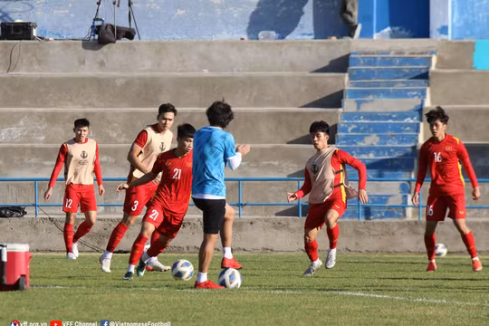 HLV Gong Oh Kyun hướng dẫn các học trò luyện tập trước trận gặp Malaysia - Ảnh: VFF