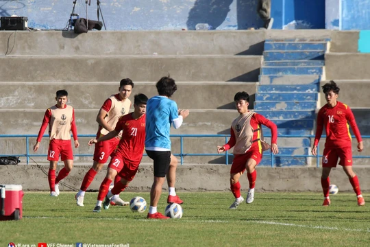 HLV Gong Oh Kyun hướng dẫn các học trò luyện tập trước trận gặp Malaysia - Ảnh: VFF