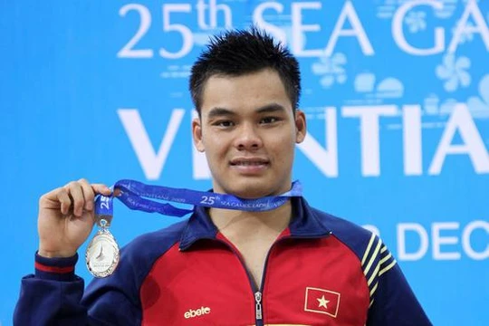 Nguyễn Hữu Việt trên bục nhận huy chương vàng bơi ếch tại SEA Games 2007 ở Thái Lan