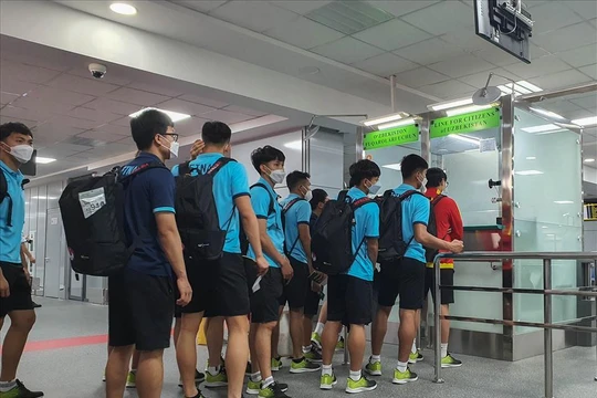 Toàn đội có mặt tại Tashkent lúc 20h ngày 29/5. Ảnh: VFF