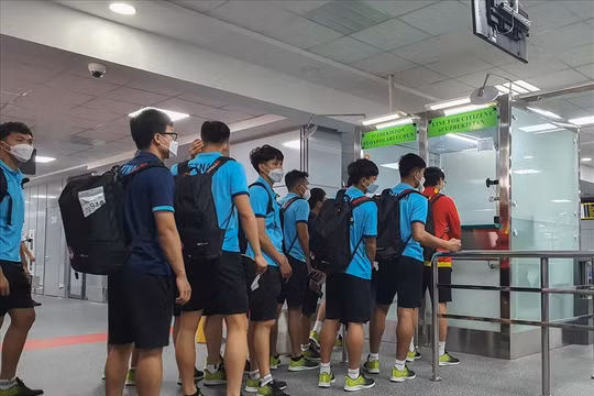 Toàn đội có mặt tại Tashkent lúc 20h ngày 29/5. Ảnh: VFF