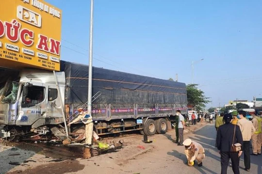 Cơ quan chức năng đang phong tỏa hiện trường để điều tra nguyên nhân vụ TNGT