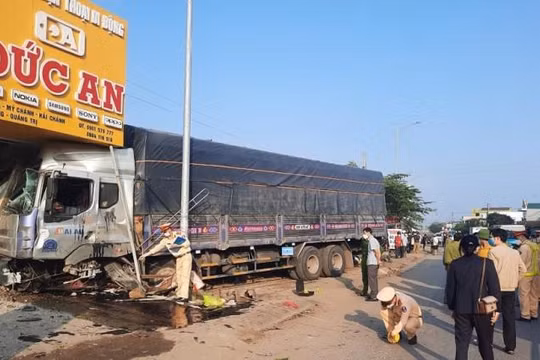 Cơ quan chức năng đang phong tỏa hiện trường để điều tra nguyên nhân vụ TNGT