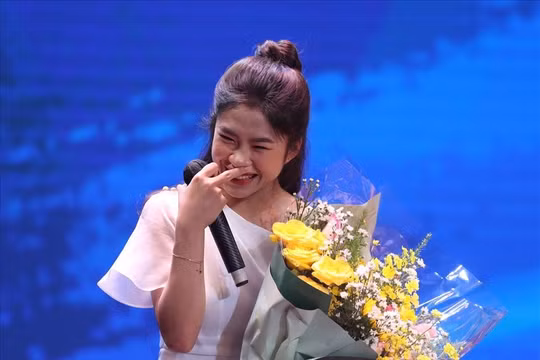 Thanh Nhã gây ấn tượng với nét đẹp dịu dàng