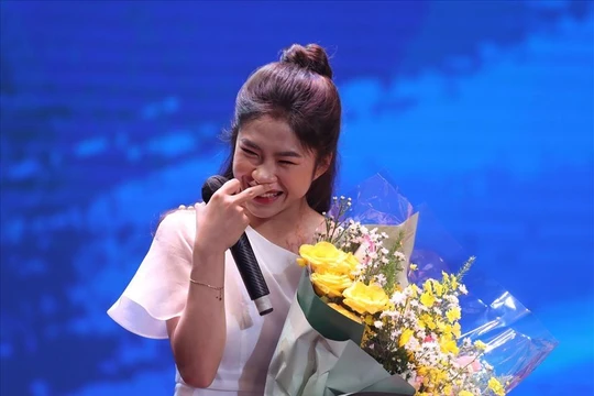 Thanh Nhã gây ấn tượng với nét đẹp dịu dàng