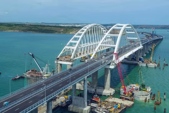 Cầu qua eo biển Kerch, nối liền từ đất Nga sang Crimea.