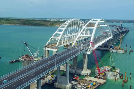 Cầu qua eo biển Kerch, nối liền từ đất Nga sang Crimea.