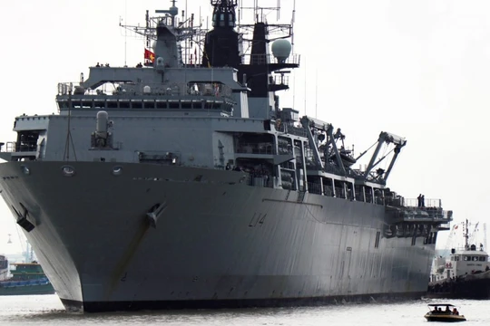 Tàu HMS Albion.
