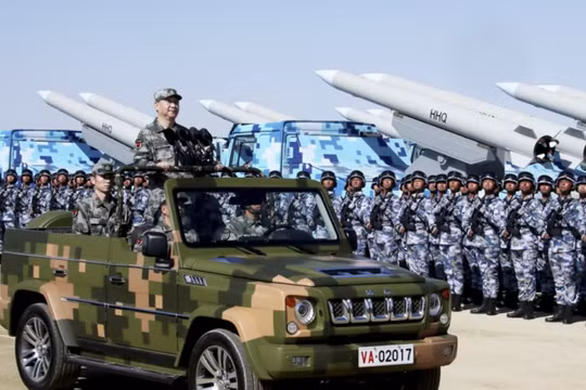 Ông Tập duyệt binh