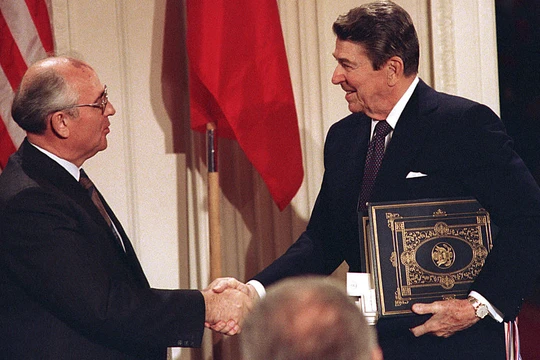Lãnh đạo Liên Xô Mikhail Gorbachev và Tổng thống Mỹ Ronald Reagan, bắt tay sau khi ký kết Hiệp ước về các Lực lượng Hạt nhân tầm trung INF vào năm 1987. Hiện tại, Mỹ đang muốn rút khỏi hiệp ước này.