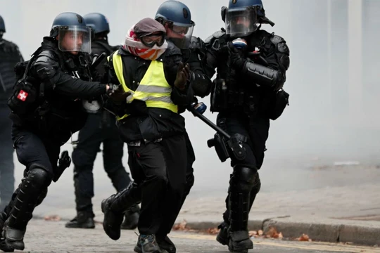 Lực lượng an ninh Pháp bắt giữ một người Gilê vàng.