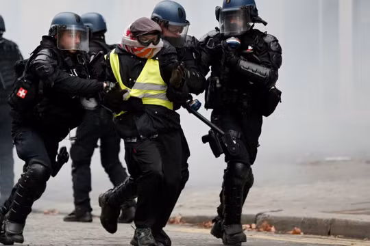 Lực lượng an ninh Pháp bắt giữ một người Gilê vàng.