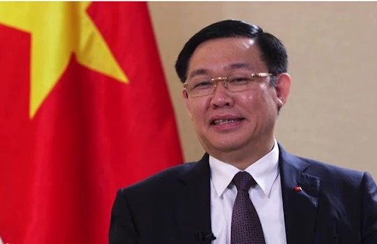 Phó Thủ tướng Vương Đình Huệ trả lời phỏng vấn Bloomberg TV.