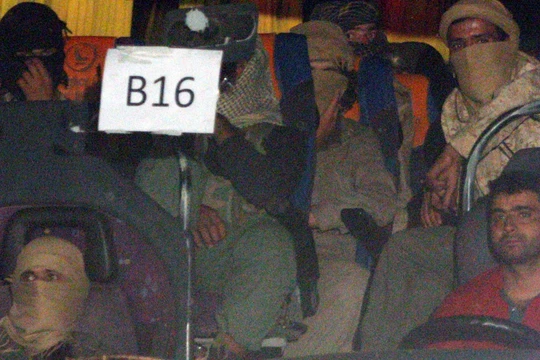 Xe vận chuyển các tay súng ISIS cùng gia đình.