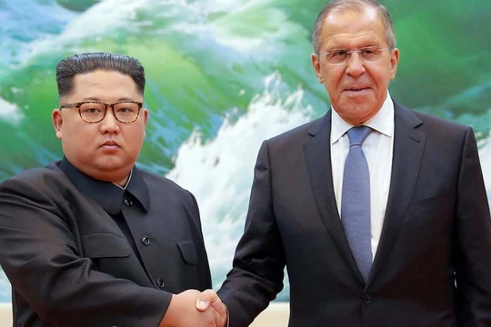 Ông Kim Jong-un và Sergei Lavrov.