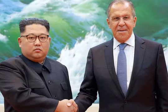 Ông Kim Jong-un và Sergei Lavrov.