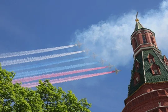Su-25 tạo nên cờ nước Nga.
