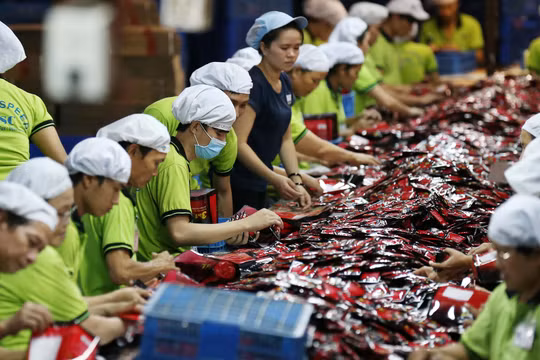 Cả doanh nghiệp Mỹ và Trung Quốc đều nói rằng chiến tranh thương mại khiến họ bị mất thị phần vào các công ty Việt Nam. (Ảnh: Nikkei)