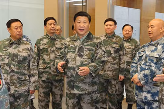 Chủ tịch Trung Quốc Tập Cận Bình cùng các tướng lĩnh.