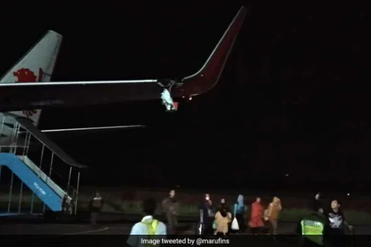 Ảnh chụp từ mạng xã hội chiếc máy bay gặp sự cố trên đường băng của hàng không giá rẻ Lion Air.