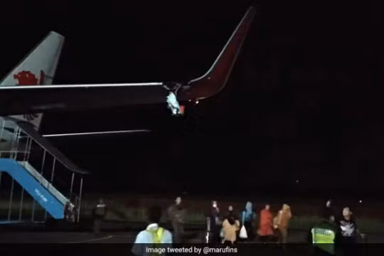 Ảnh chụp từ mạng xã hội chiếc máy bay gặp sự cố trên đường băng của hàng không giá rẻ Lion Air.