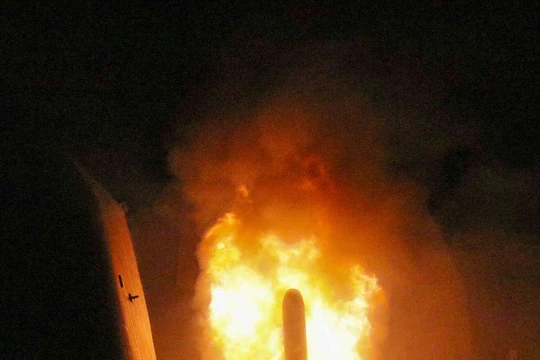 Chiến hạm USS Monterey khai hỏa phóng 30 quả Tomahawk từ Hồng Hải tấn công các mục tiêu trong lãnh thổ Syria sáng 14/4