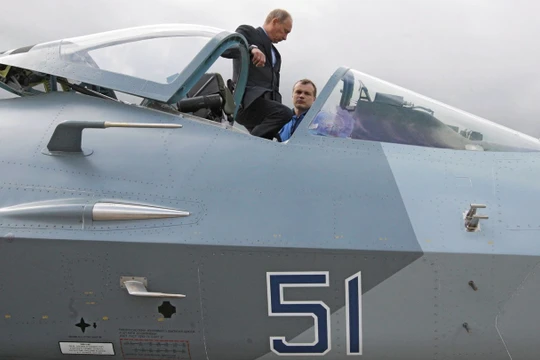 Ông Putin trên chiếc Sukhoi T-50.
