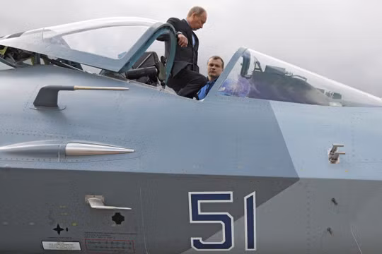 Ông Putin trên chiếc Sukhoi T-50.