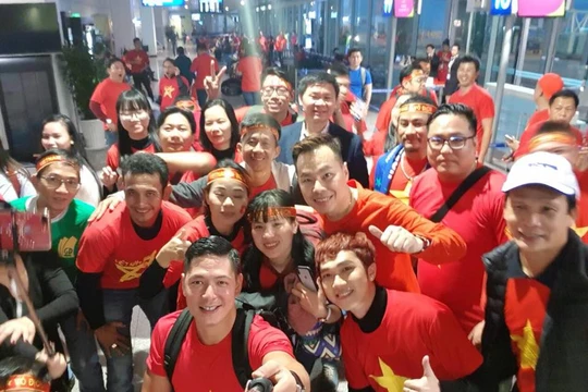 Đoàn nghệ sĩ sang Thường Châu cổ vũ U23 Việt Nam.