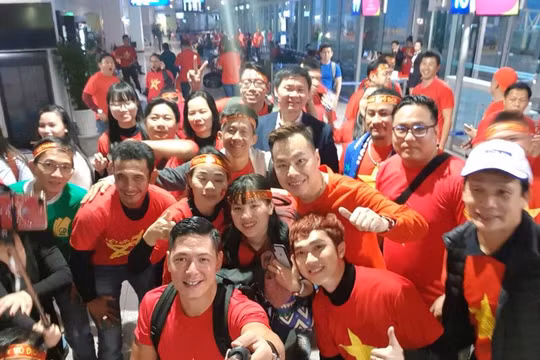 Đoàn nghệ sĩ sang Thường Châu cổ vũ U23 Việt Nam.