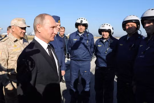 Tổng thống Putin cùng các quân nhân Nga.