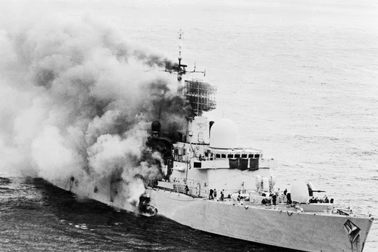 Tàu khu trục Anh quốc HMS Sheffield bị máy bay Argentina dùng tên lửa AM39 Exocet bắn cháy trong cuộc chiến Falksland.