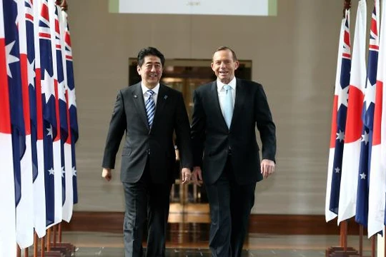 Thủ tướng Nhật Shinzo Abe và Thủ tướng Úc Tony Abbott.