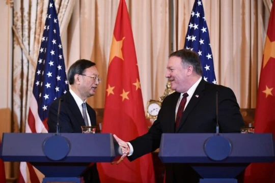 Ngoại trưởng Mỹ Mike Pompeo cùng Chủ nhiệm Văn phòng Ủy ban công tác ngoại sự Trung ương Đảng Cộng sản, Ủy viên Bộ chính trị Trung Quốc Dương Khiết Trì.