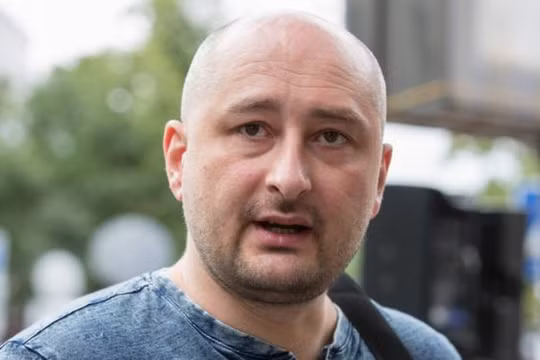 Nhà báo Arkady.