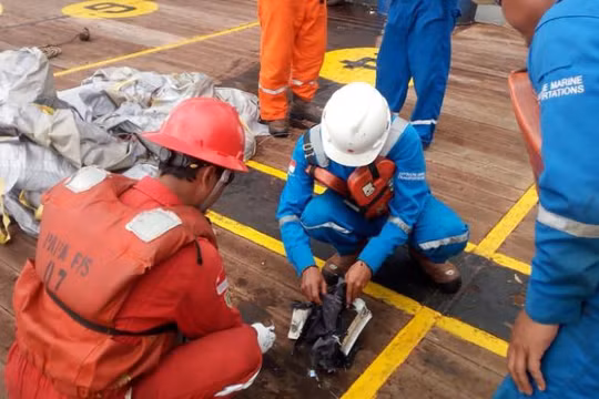 Đội tìm kiếm xem xét các mảnh vỡ.