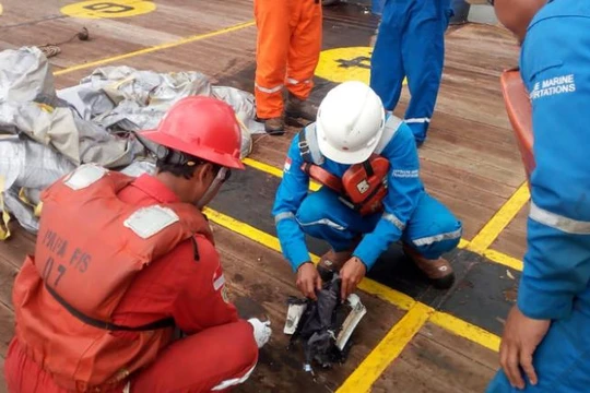 Đội tìm kiếm xem xét các mảnh vỡ.