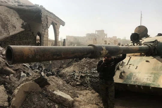 Xe tăng sau vụ tấn công tại Deir Ezzor.