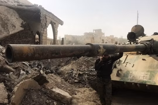 Xe tăng sau vụ tấn công tại Deir Ezzor.