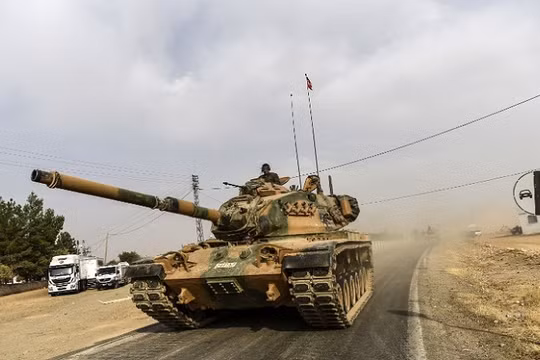 Xe tăng Thổ Nhĩ Kỳ tiến vào tây bắc Syria.