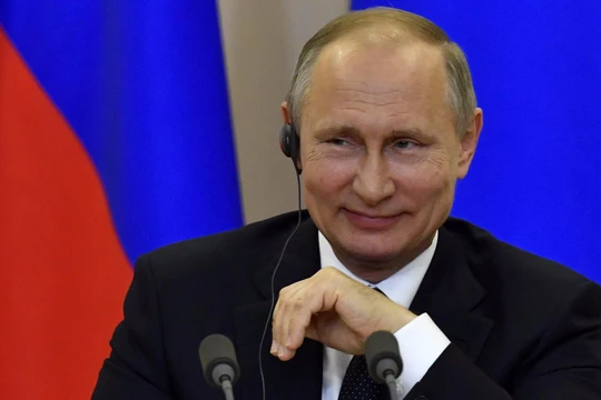 Tổng thống Nga cười trong cuộc họp báo.