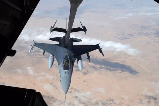 Máy bay chiến đấu Mỹ tiếp nhiên liệu trên không phận Syria.