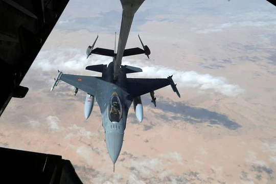 Máy bay chiến đấu Mỹ tiếp nhiên liệu trên không phận Syria.