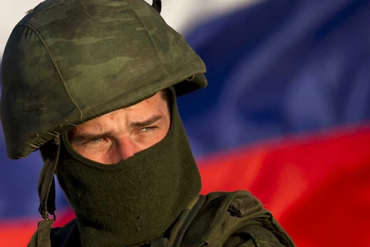 Một người lính trên nền cờ Nga.