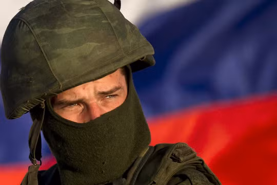 Một người lính trên nền cờ Nga.