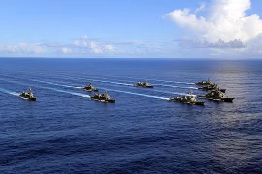 Tàu USS Pinckney và lực lượng phòng vệ Nhật Bản.